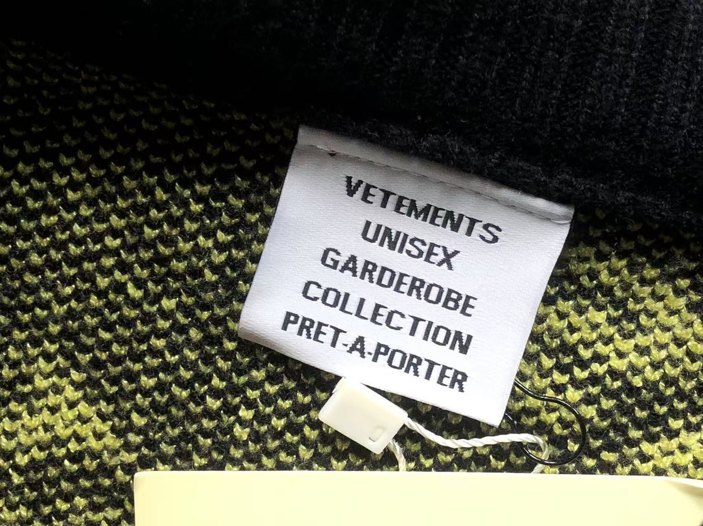 V - SWEATER