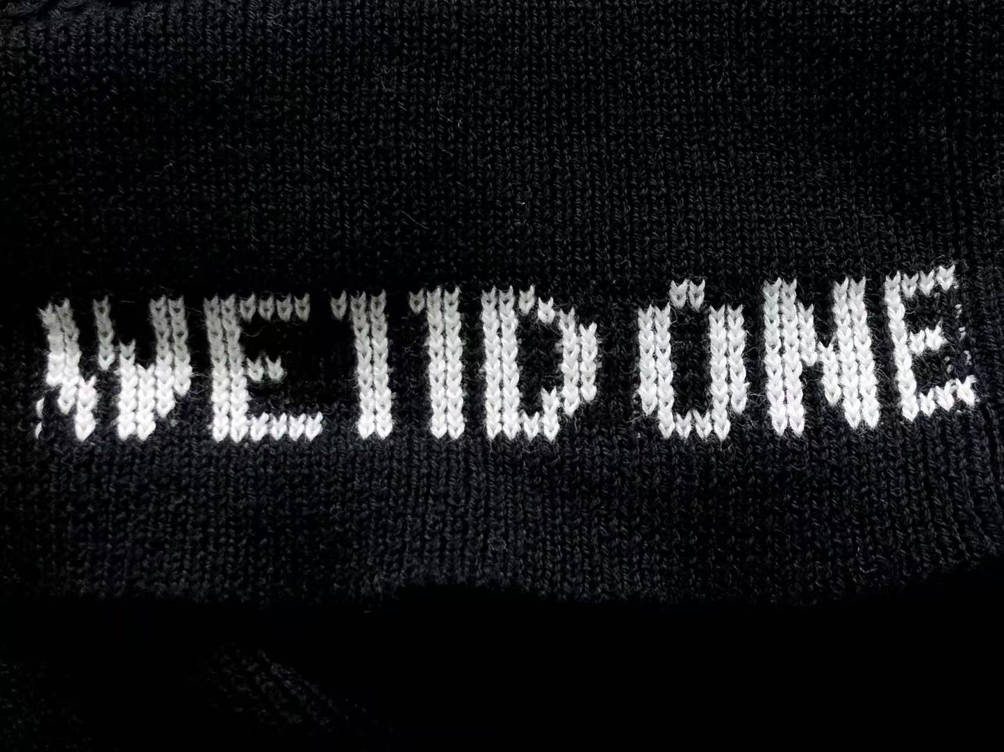 W - SWEATER