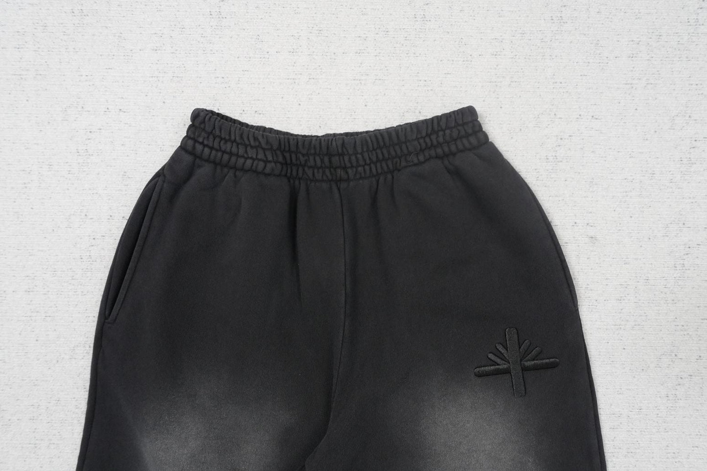 V - SWEATPANTS