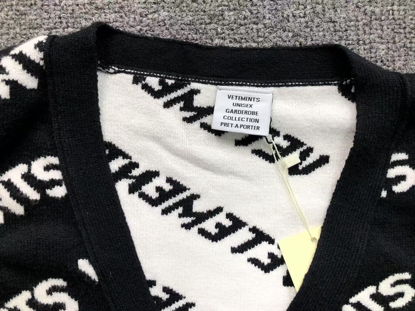 V - SWEATER