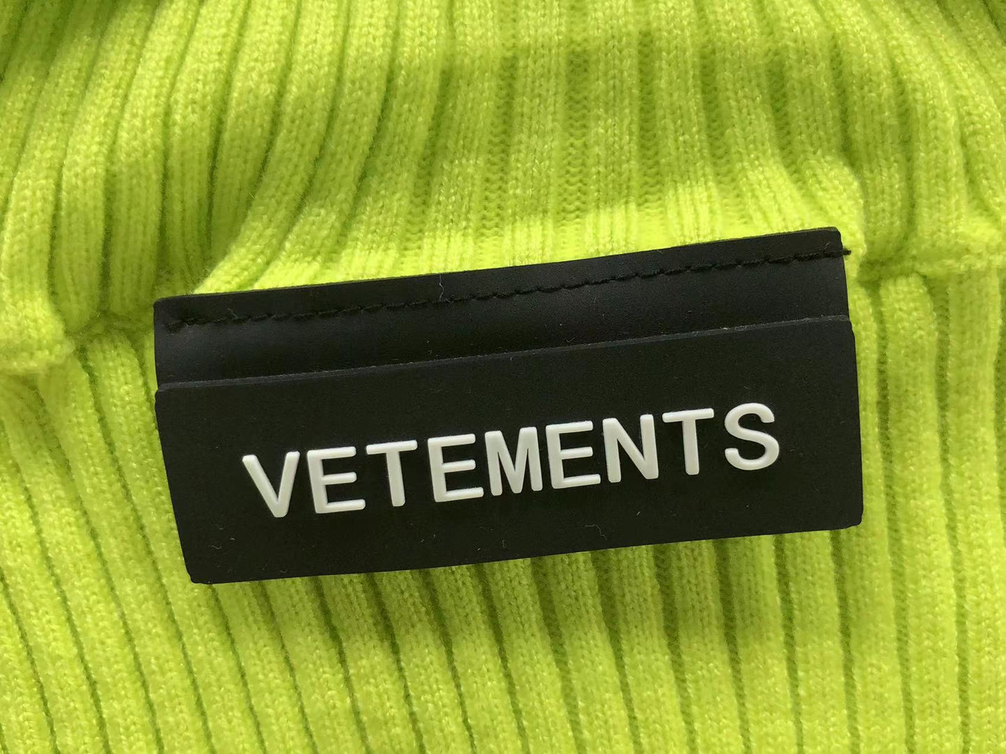 V - SWEATER