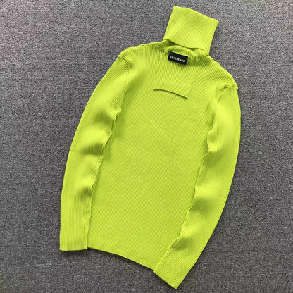 V - SWEATER