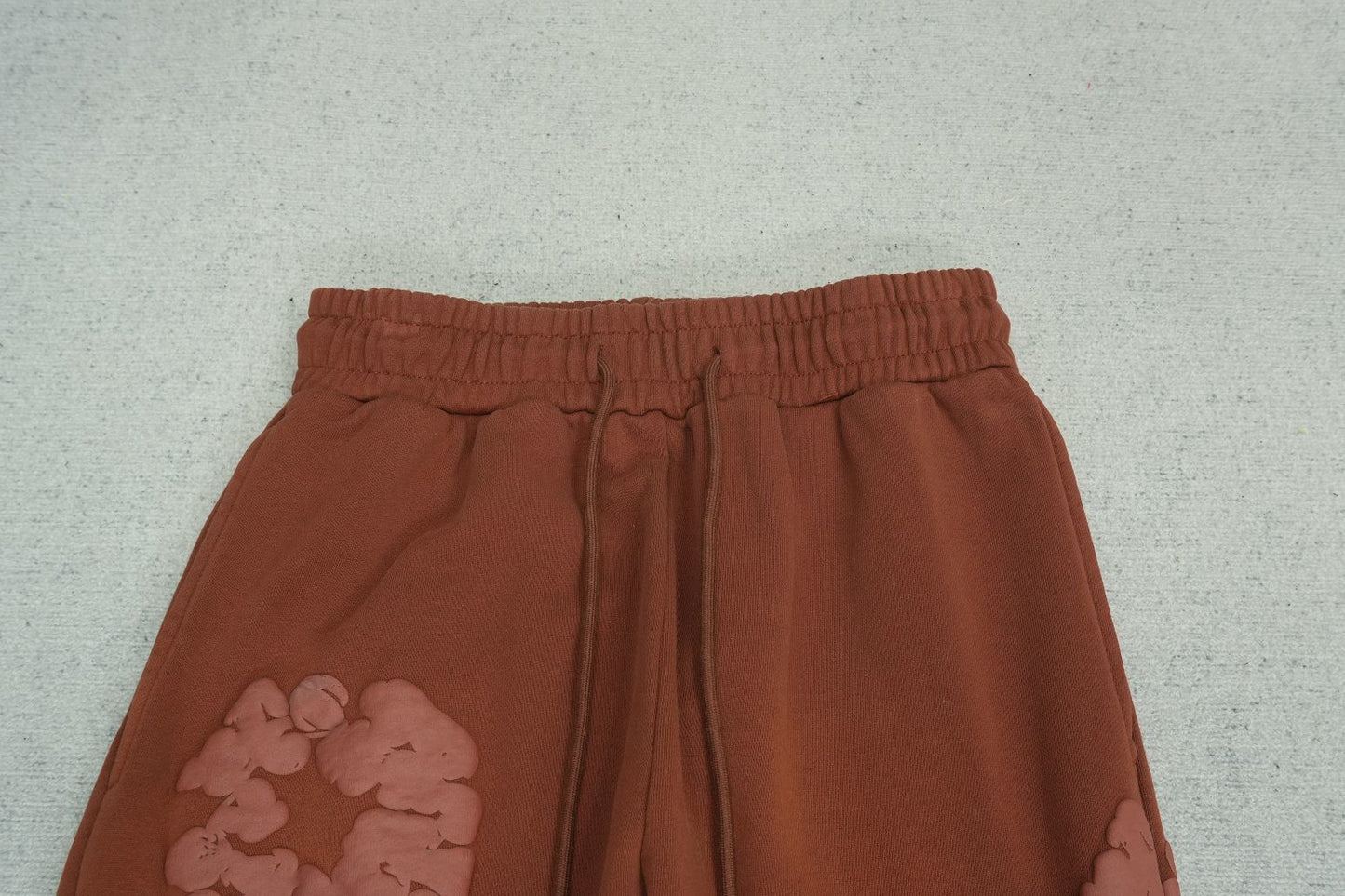 D - SWEATPANTS