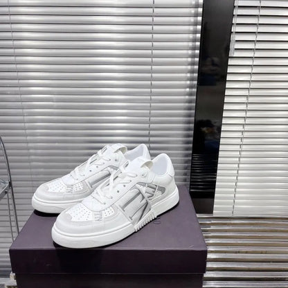 V - SNEAKERS
