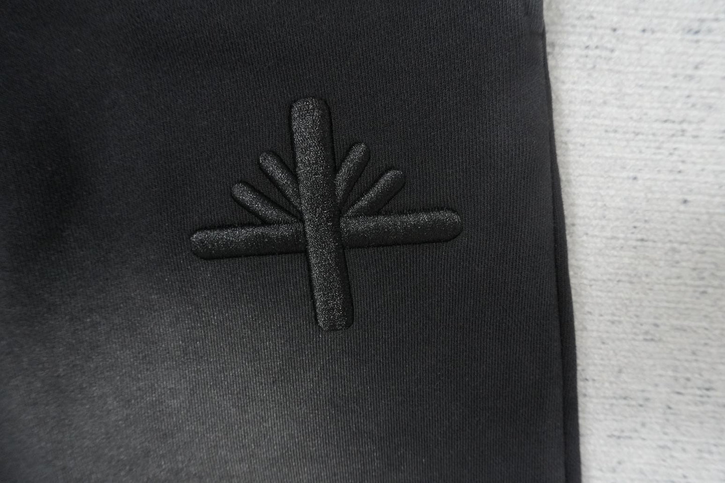 V - SWEATPANTS
