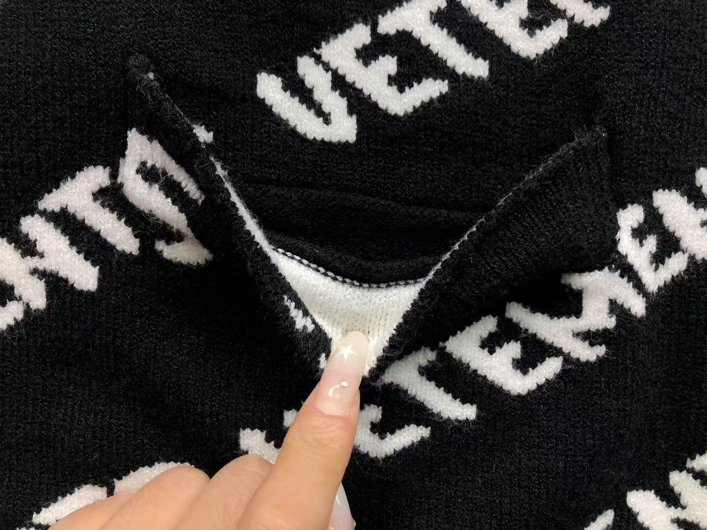 V - SWEATER