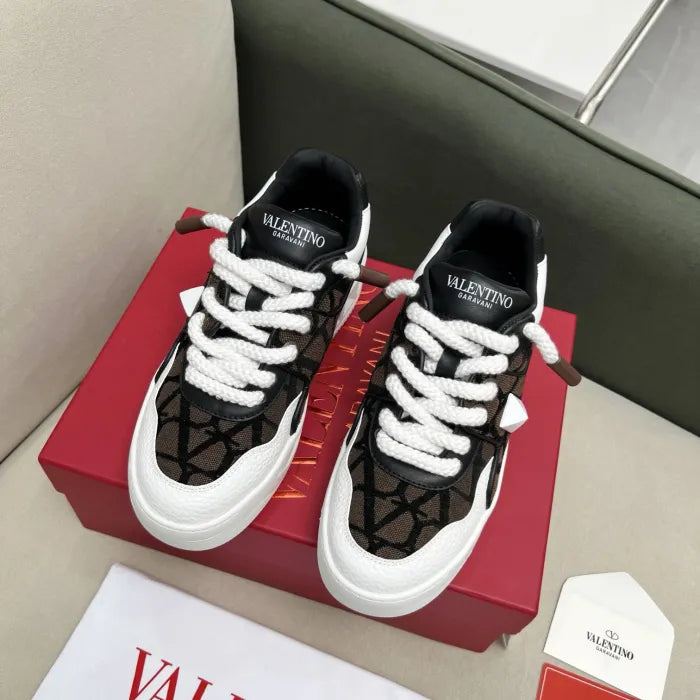 V - SNEAKERS