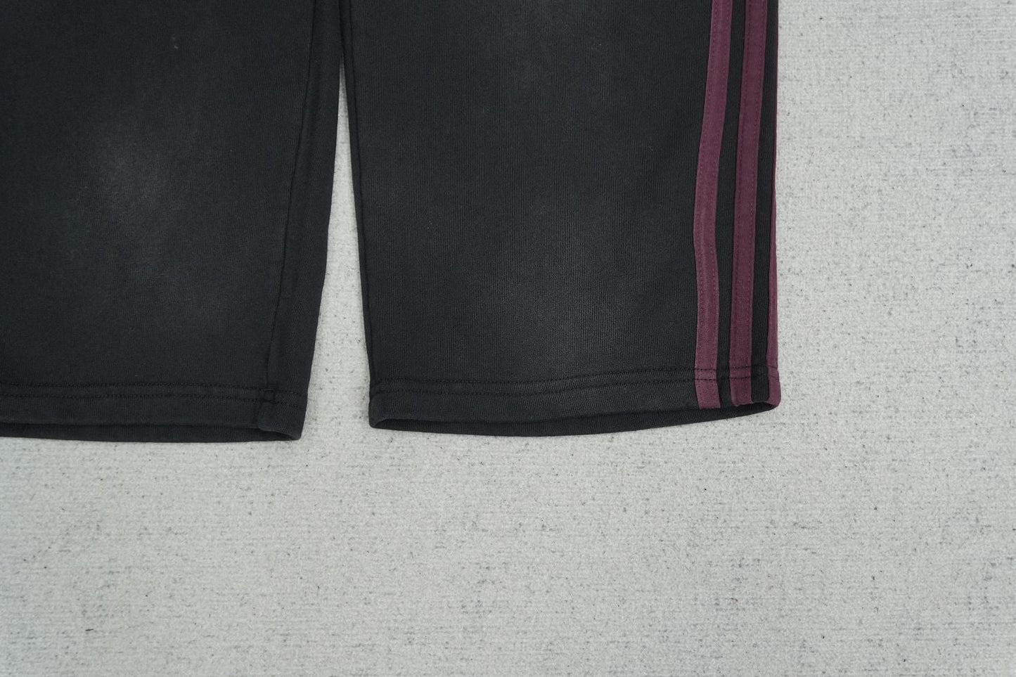 V - SWEATPANTS