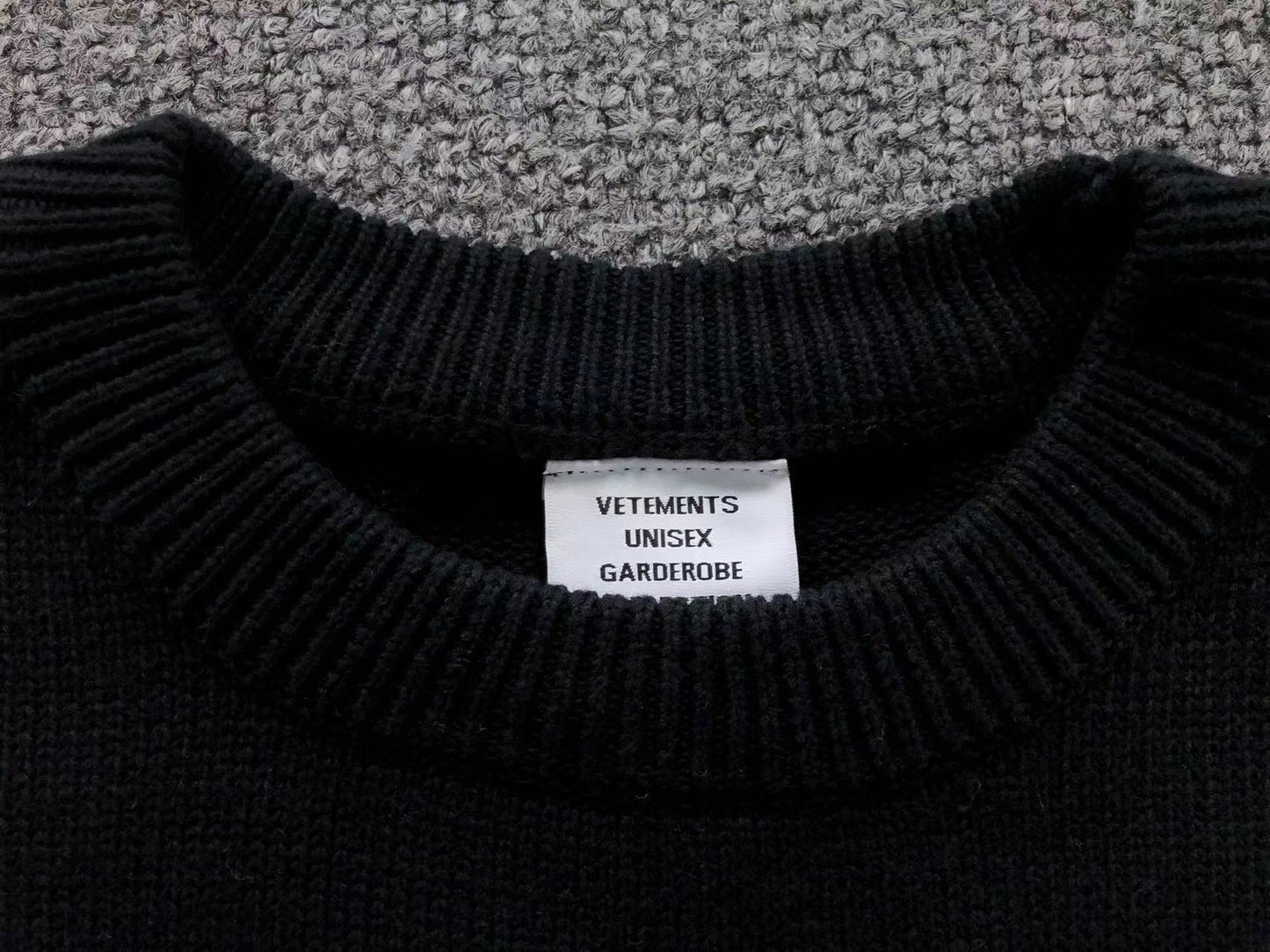 V - SWEATER