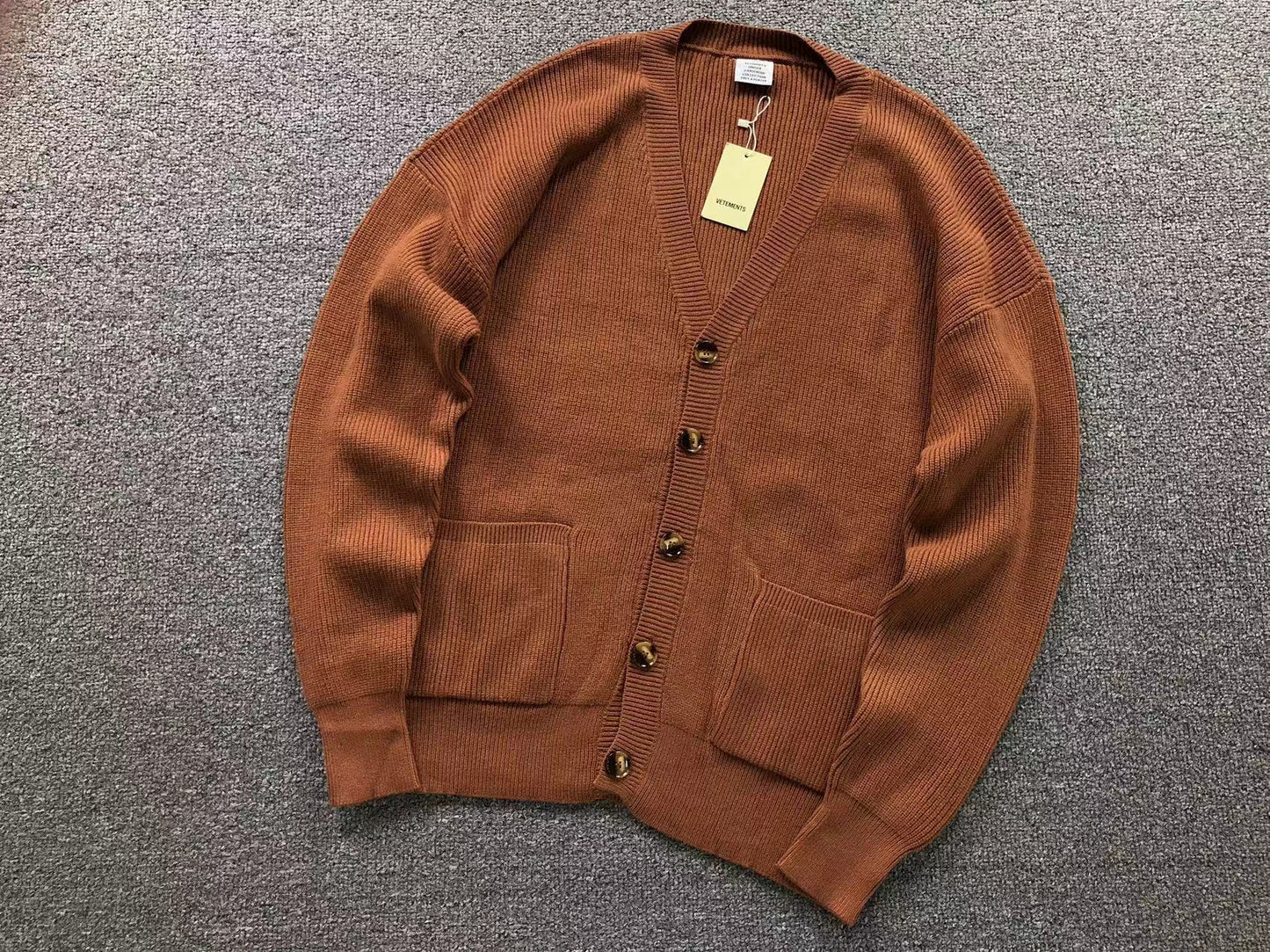 V - SWEATER