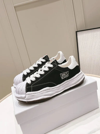 A - SNEAKERS