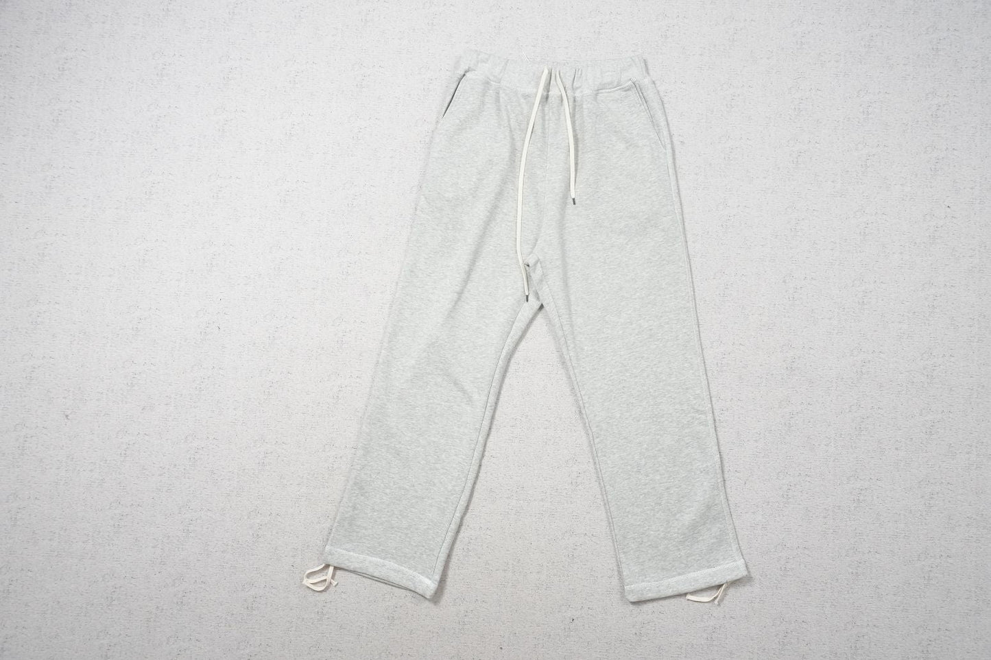 L - SWEATPANTS