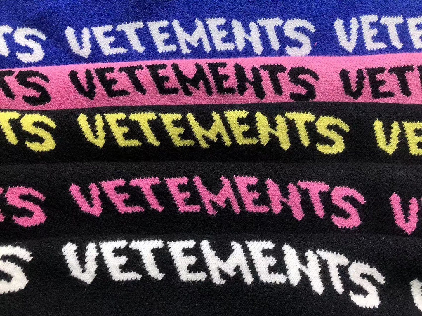 V - SWEATER