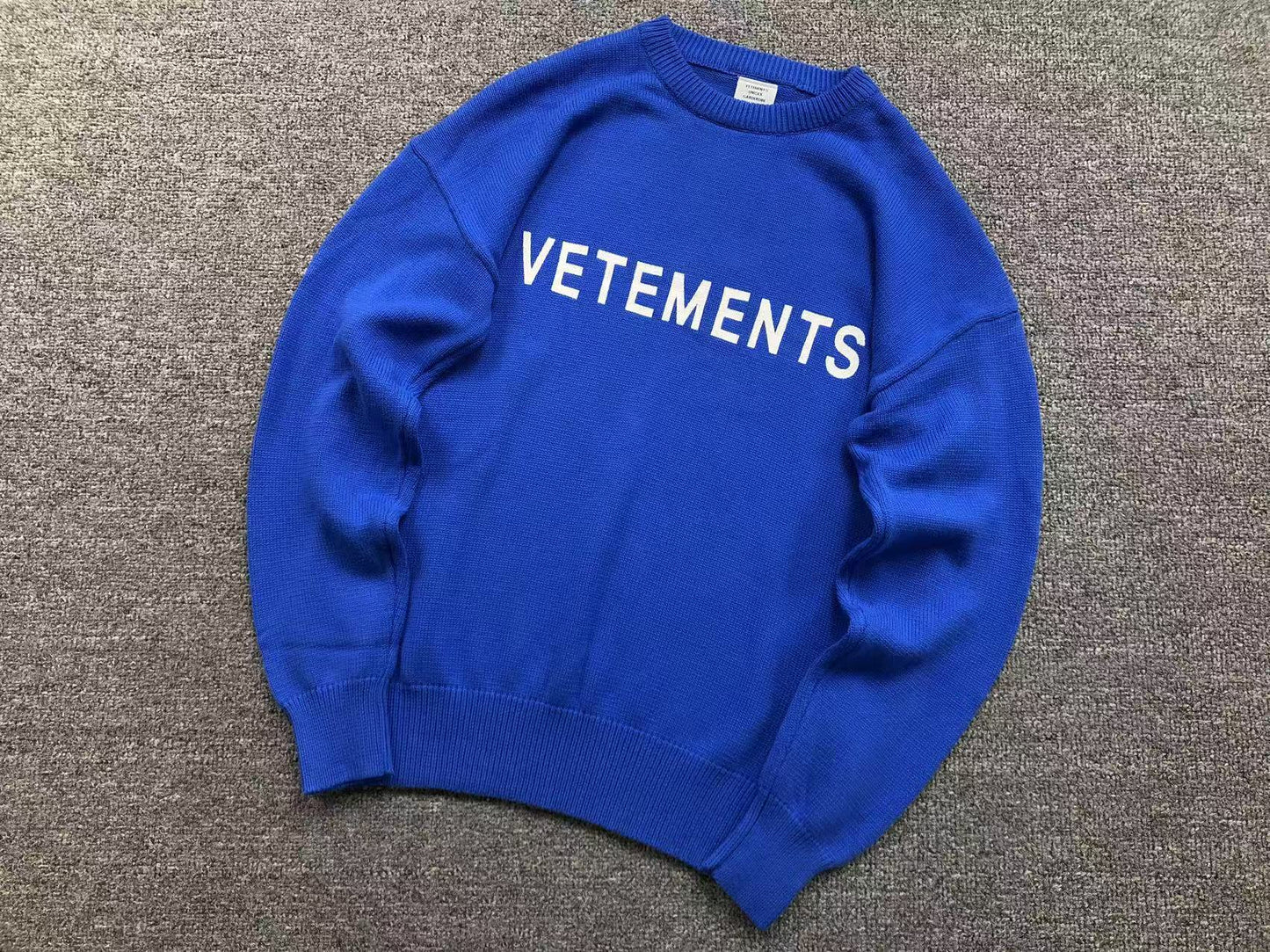 V - SWEATER