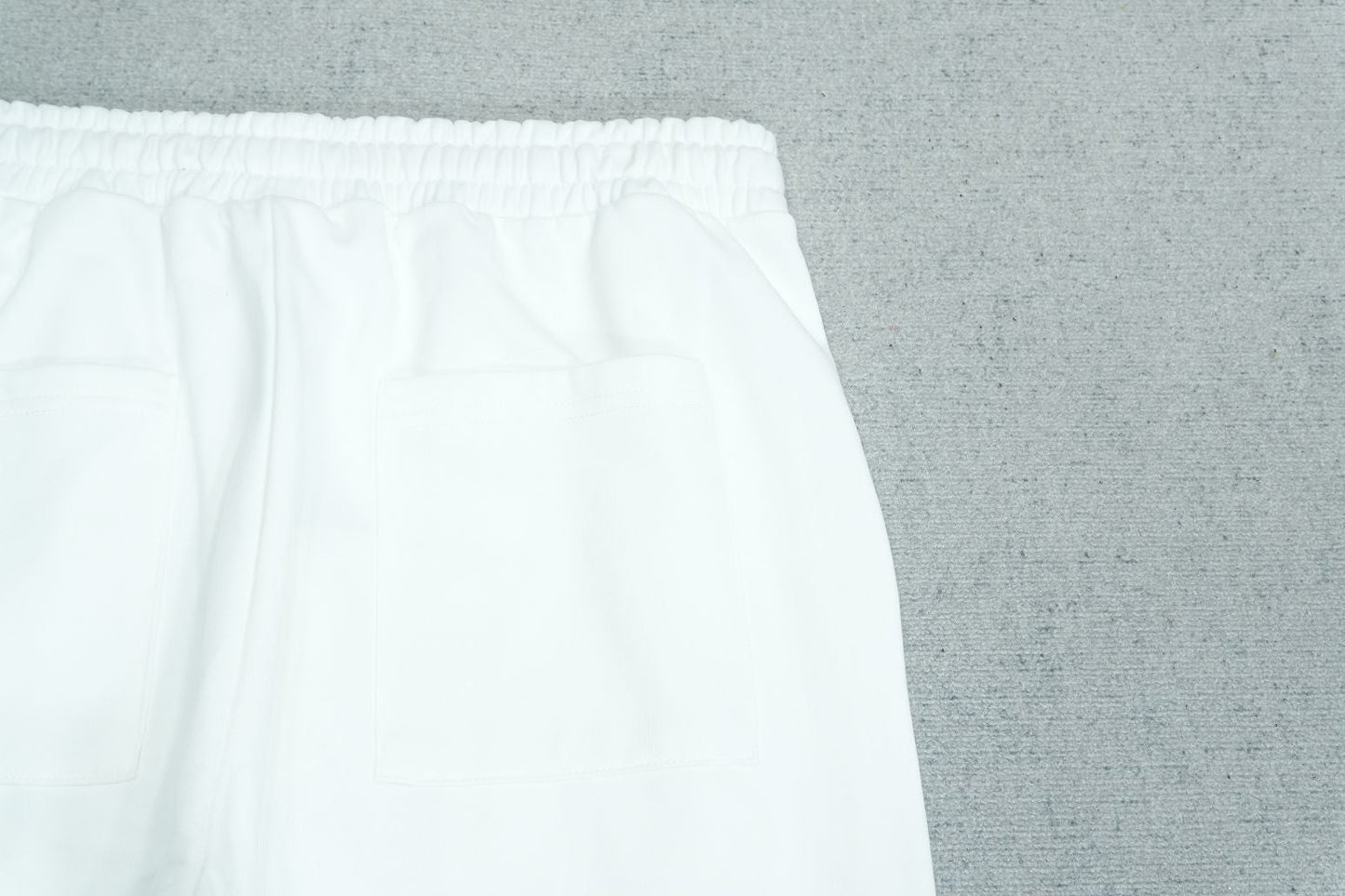 V - SWEATPANTS