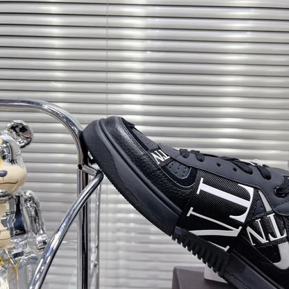 V - SNEAKERS