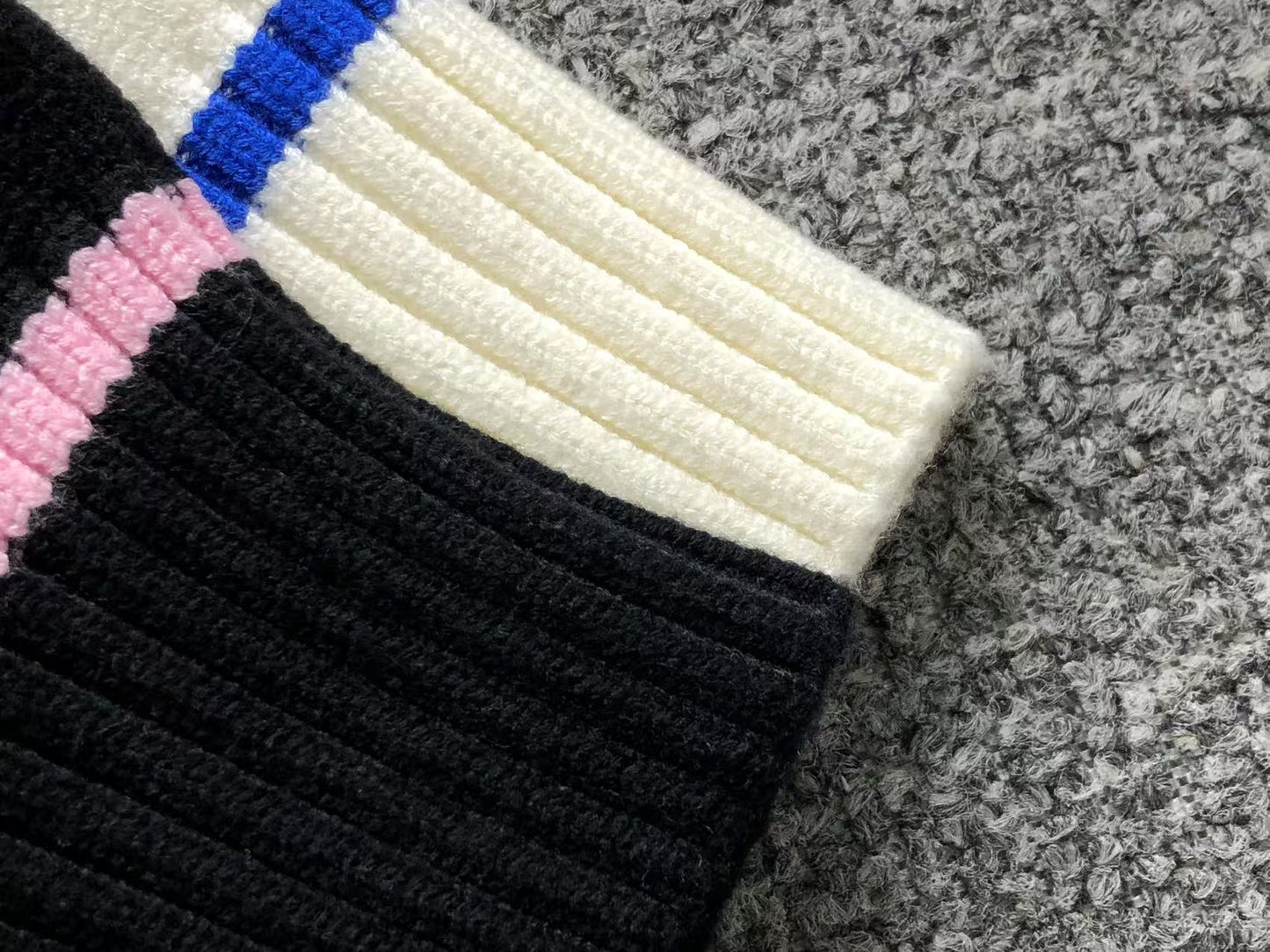 W - SWEATER