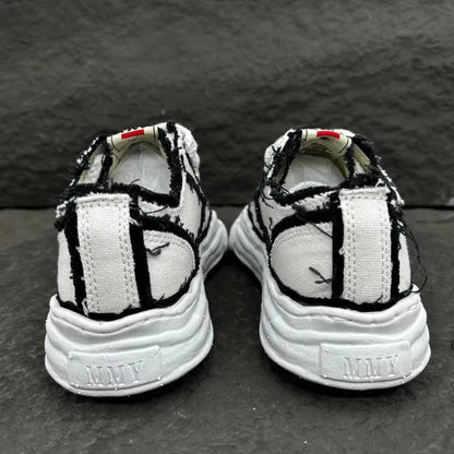 A - SNEAKERS